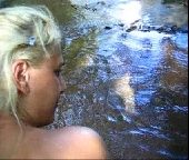Loira Dando na Cachoeira