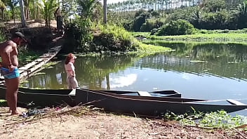 Coroa fudendo na canoa no Rio amazonas