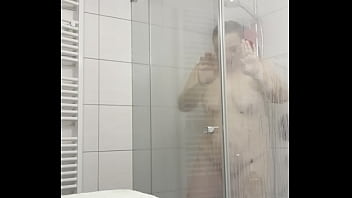 Mulher pela tomando banho sem mostra o rosto