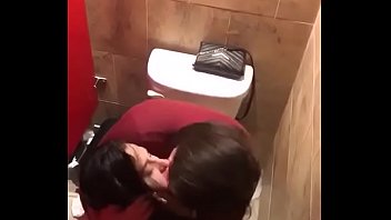 Mulher se massageano no banheiro