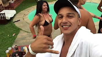 Porno amador caseiro só com branca peituda