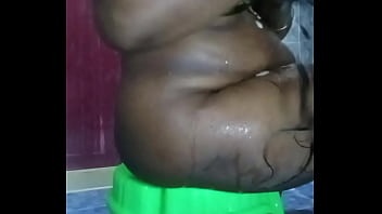 Tia tomando  banho  com  sobrinho