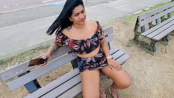 Regina mostra buseta peluda com rosto e tudo