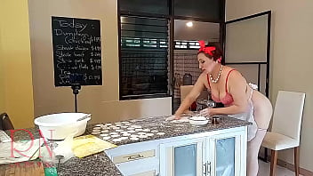 Dona de casa nudista trabalhando nua na varanda