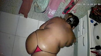 Neguinha se masturbando escondida no banheiro