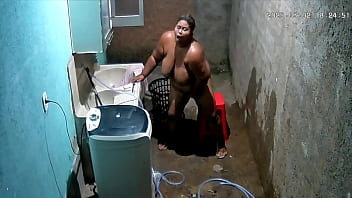 Câmera escondida Silvano vizinho dando para o vizinho Robson no quintal mostrando o rosto lutando o cozinho chupando peito