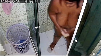 Vizinho Robson coloca câmera escondida e grava Silvana Franco pela