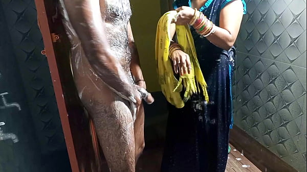 Coroa dos peitos grandes na siririca