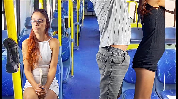 Encoxada pinto de fora dentro do ônibus